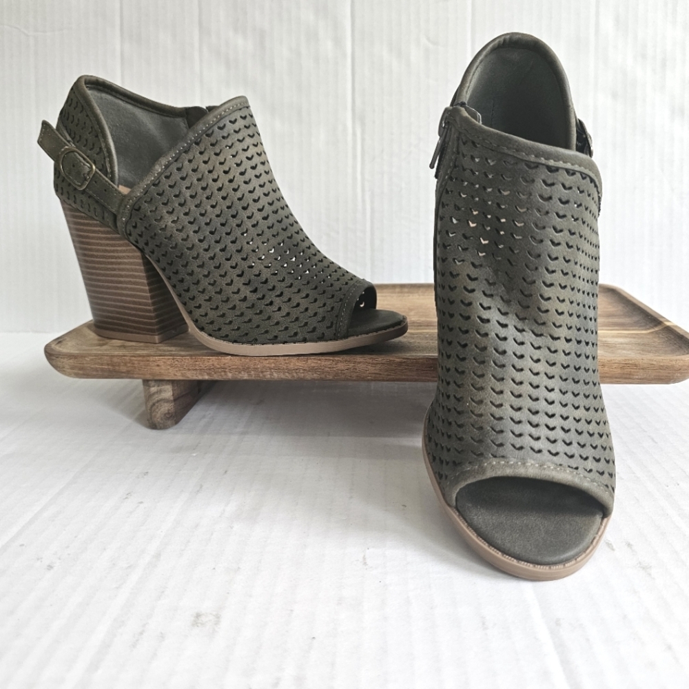 Qupid Peep Toe Bootie Size 7 Perforated Stacked Heel Zipper Olive Green Bronze